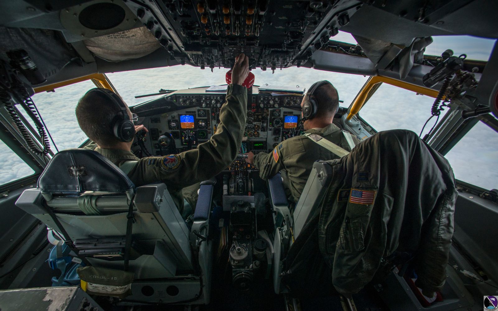 F-16 pilots, KC-135 crews team for mid-air refueling training F-16 pilots, KC-135 crews team for mid-air refueling training