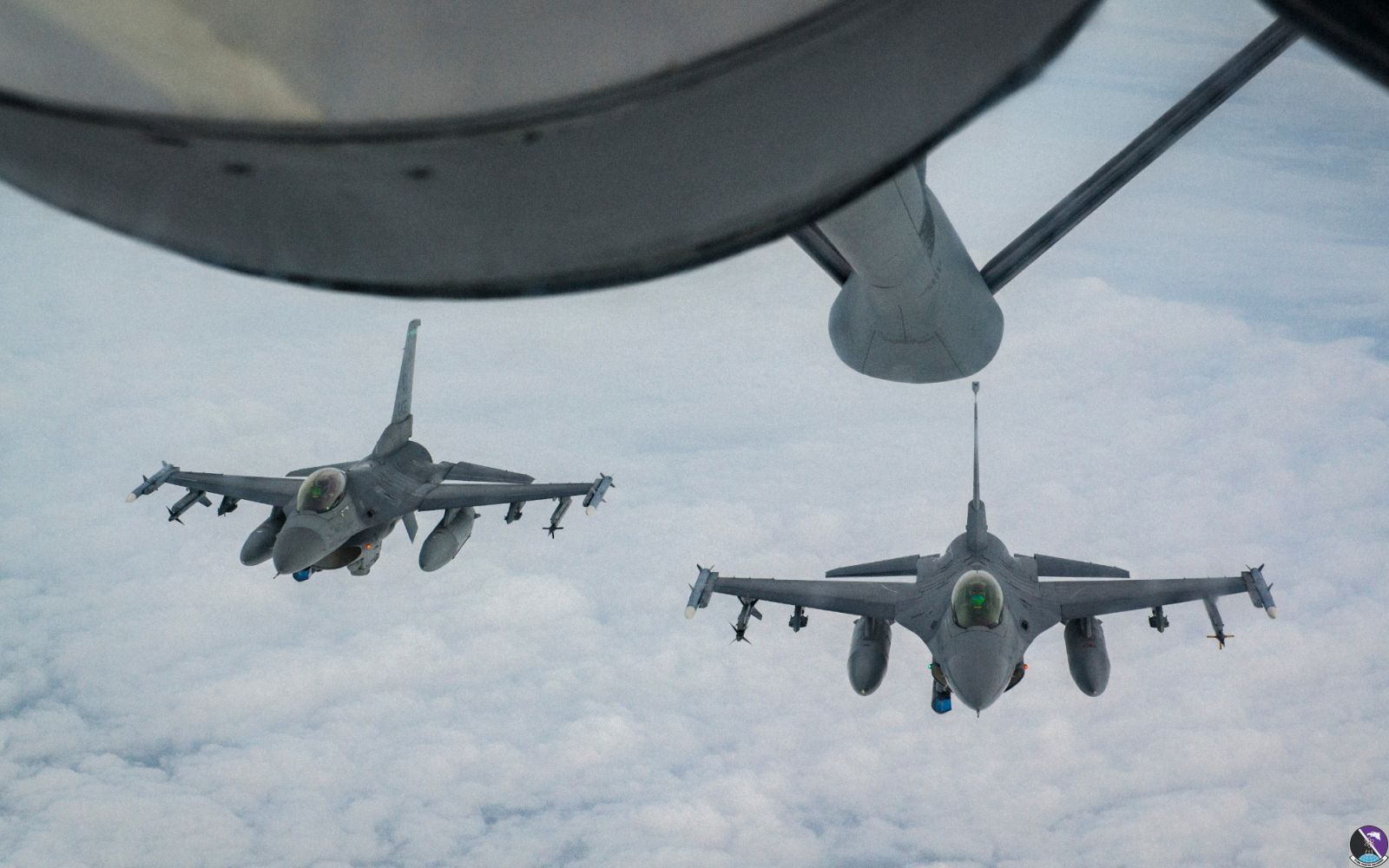 F-16 pilots, KC-135 crews team for mid-air refueling training F-16 pilots, KC-135 crews team for mid-air refueling training