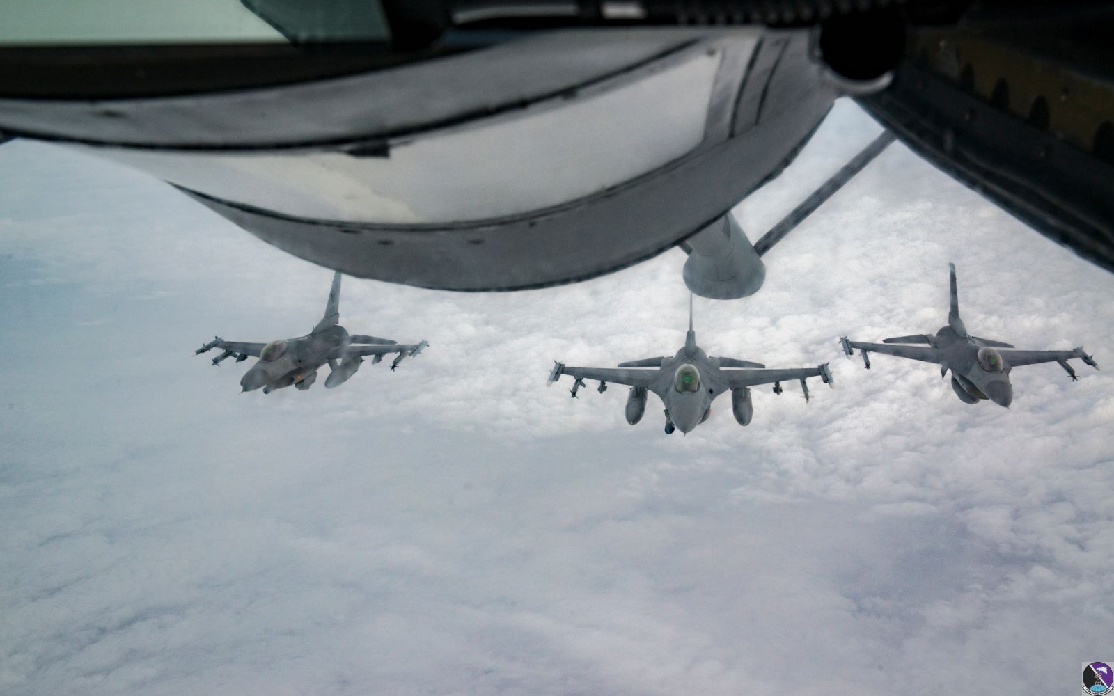 F-16 pilots, KC-135 crews team for mid-air refueling training F-16 pilots, KC-135 crews team for mid-air refueling training