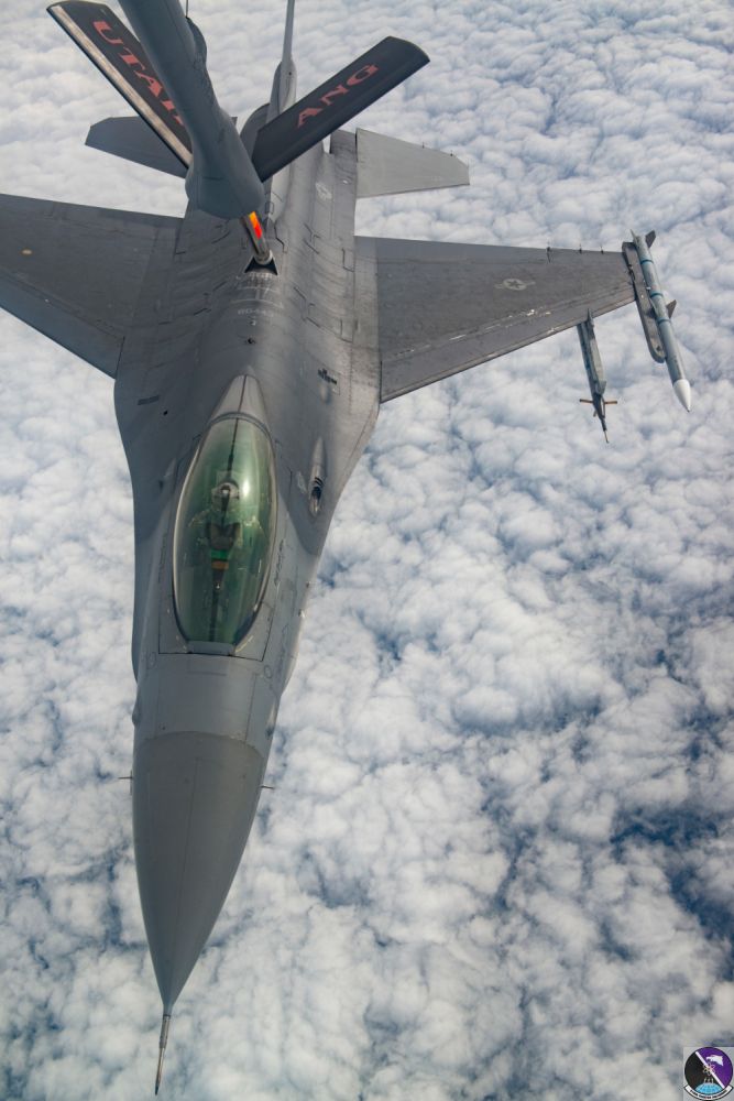 F-16 pilots, KC-135 crews team for mid-air refueling training F-16 pilots, KC-135 crews team for mid-air refueling training