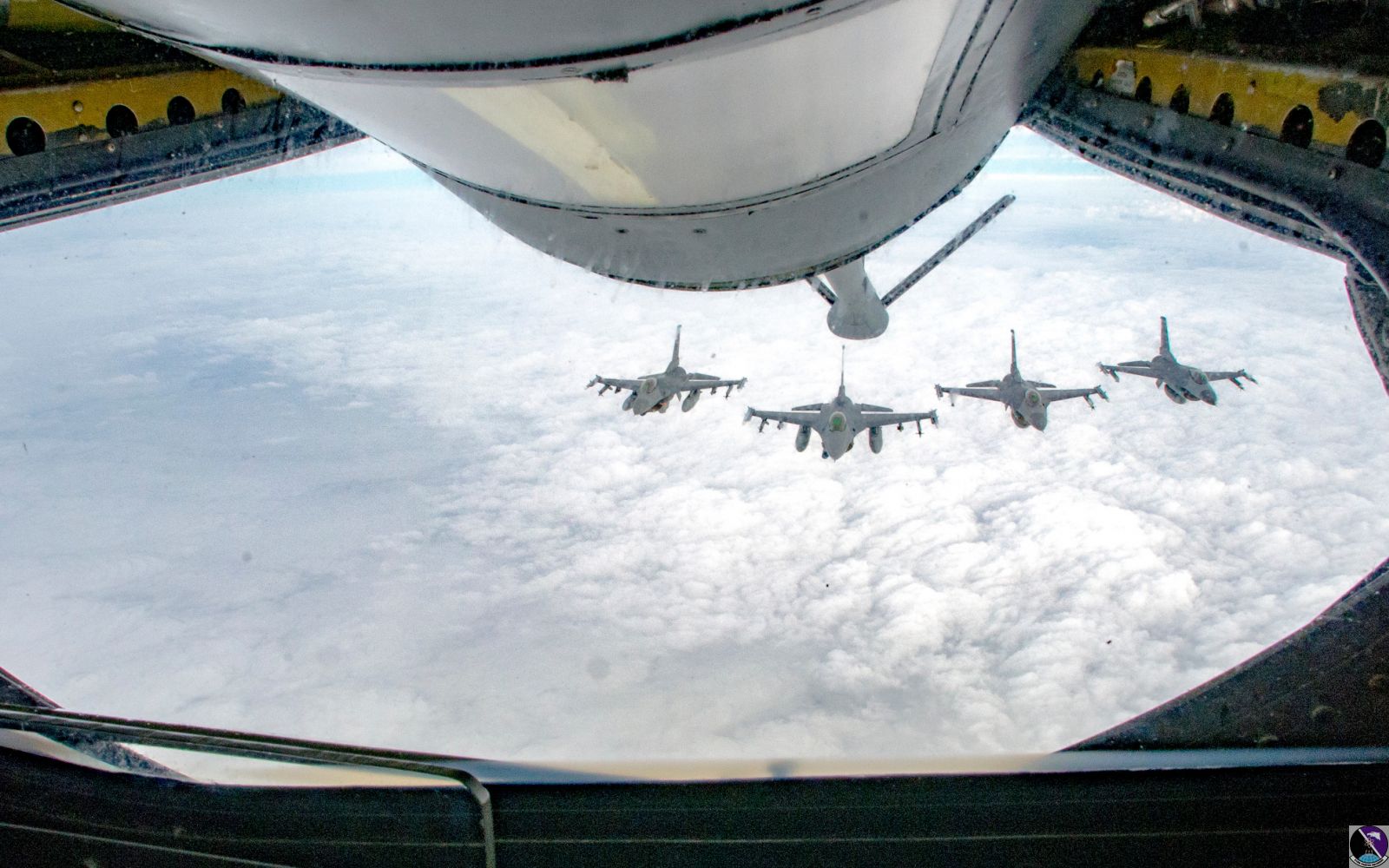 F-16 pilots, KC-135 crews team for mid-air refueling training F-16 pilots, KC-135 crews team for mid-air refueling training