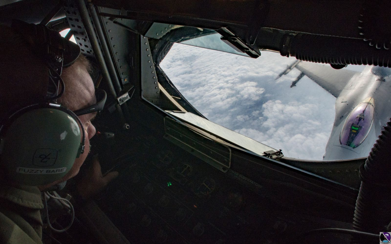 F-16 pilots, KC-135 crews team for mid-air refueling training F-16 pilots, KC-135 crews team for mid-air refueling training