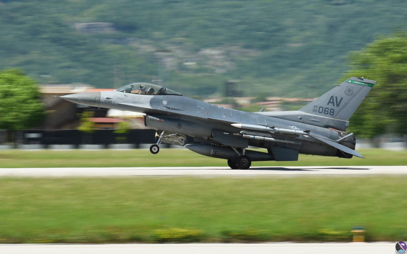 Jet lands at Aviano Jet lands at Aviano