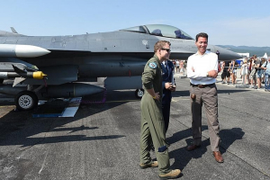 US Airmen Show Off Jets